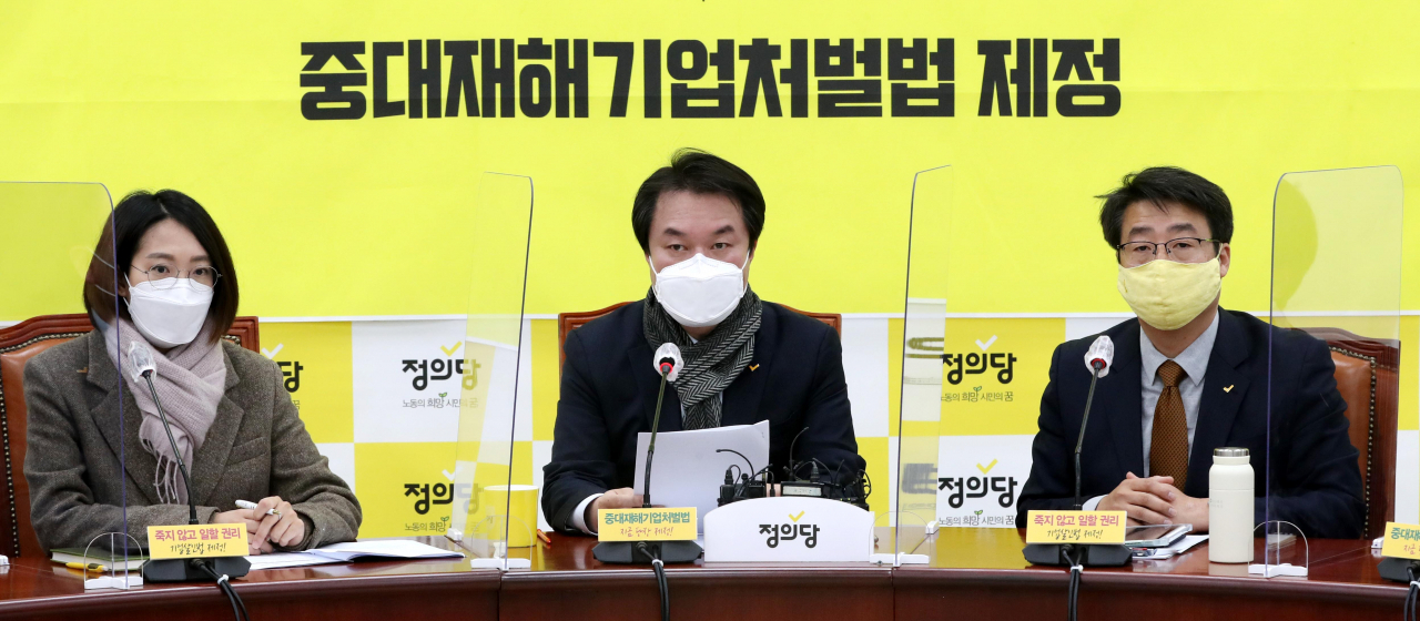 김종철 정의당 대표가 4일 국회에서 열린 대표단회의에서 발언하고 있다. [연합]