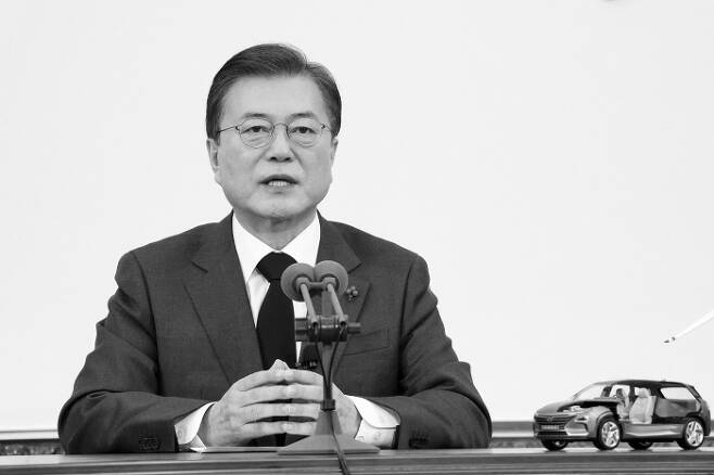 ‘더 늦기 전에 2050’ 연설을 하고 있는 문재인 대통령. 이 연설은 탄소 저감에 대한 경각심을 환기하기 위해 컬러 영상의 4분의 1 수준의 데이터를 소모하는 흑백화면을 통해 전국에 생중계됐다. [연합]