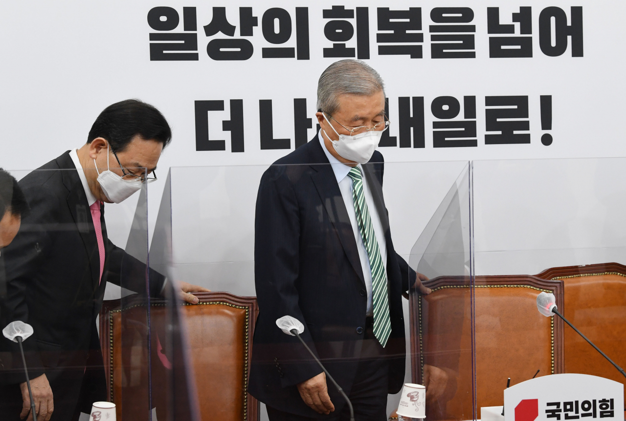 김종인 국민의힘 비상대책위원장과 주호영 원내대표가 4일 여의도 국회에서 열린 비상대책위원회의에 참석하고 있다. [헤럴드경제=이상섭 기자]