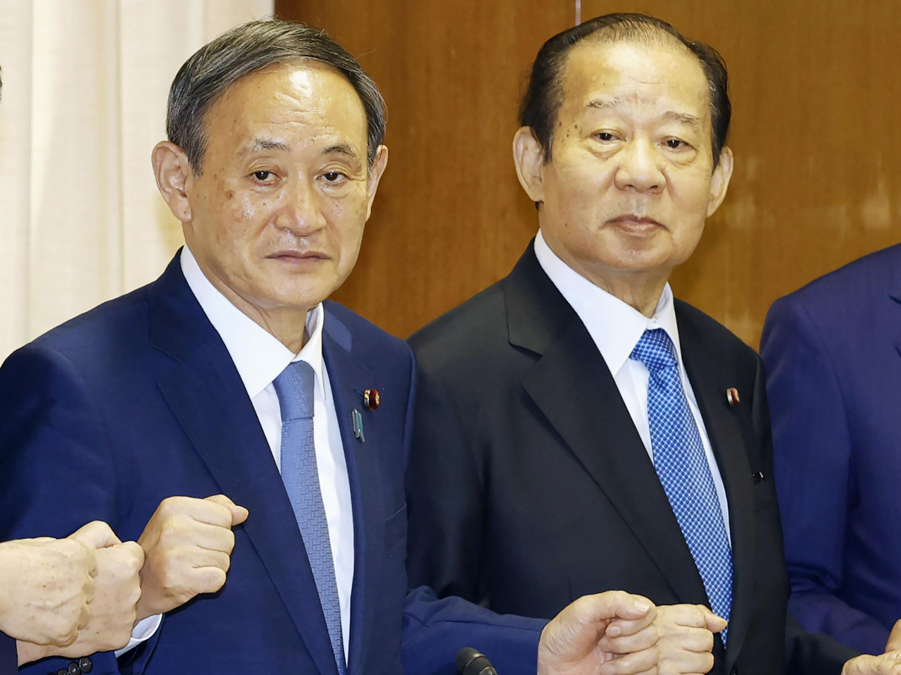 스가 요시히데 총리가 '킹 메이커' 역할을 하는 니카이 도시히로 자민당 간사장과 포즈를 취하고 있다.[AP]
