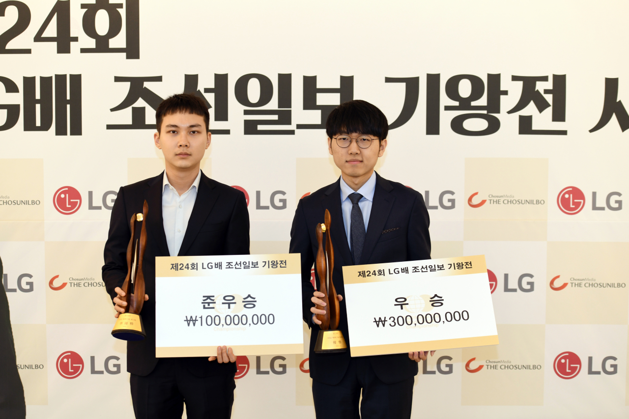 지난해 LG배 우승을 차지한 신진서(오른쪽)과 준우승자 박정환.