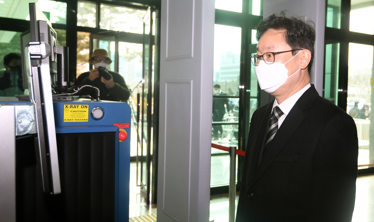 박범계 법무부 장관 후보자가 4일 오후 서초구 서울고등검찰청에 마련된 인사청문회 준비 사무실로 출근하며 체온측정을 하고 있다. [연합]
