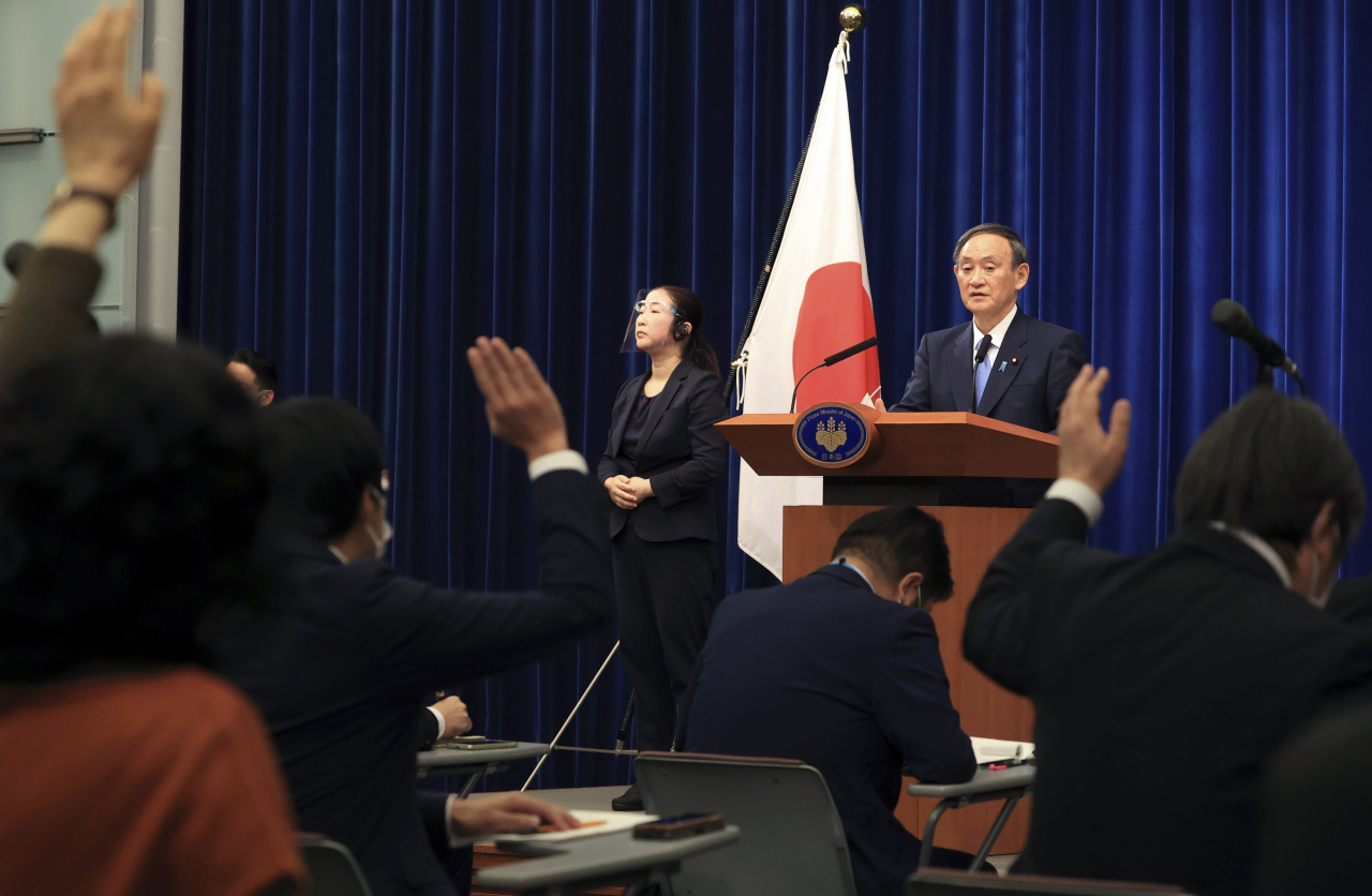 스가 요시히데 일본 총리가 4일 도쿄 총리 관저에서 코로나19 상황에 대응하기 위해 수도권 4개 지역에 긴급사태 선포를 검토하겠다고 발표하고 있다.[AP]