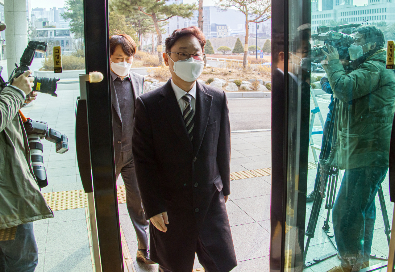 박범계 법무부 장관 후보자가 4일 오후 서초구 서울고등검찰청에 마련된 인사청문회 준비 사무실로 출근하고 있다. [연합]
