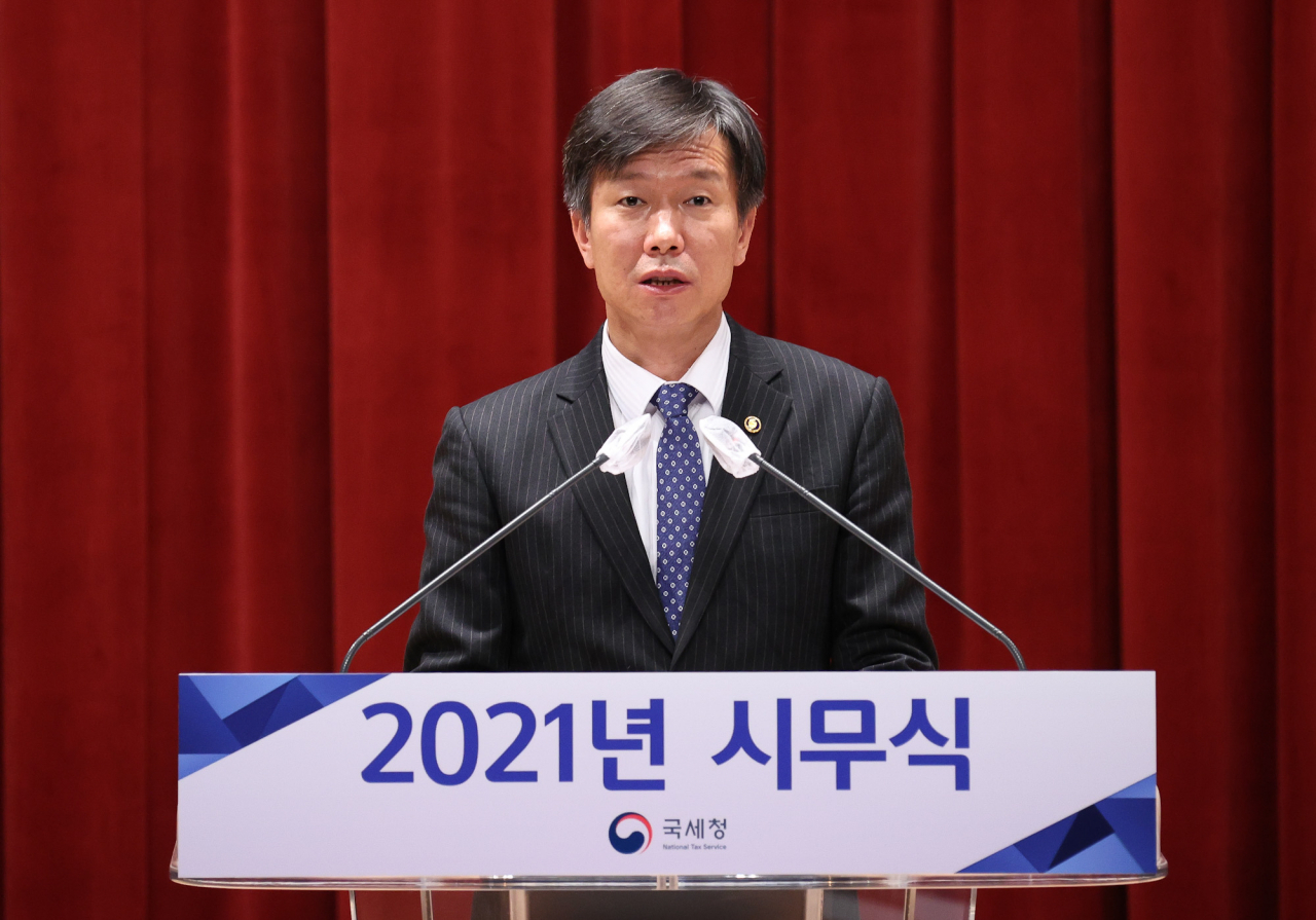 김대지 국세청장이 4일 세종시 나성동 본청에서 진행된 2021년 시무식에서 올해 세정방향을 설명하고 있다.［국세청 제공］