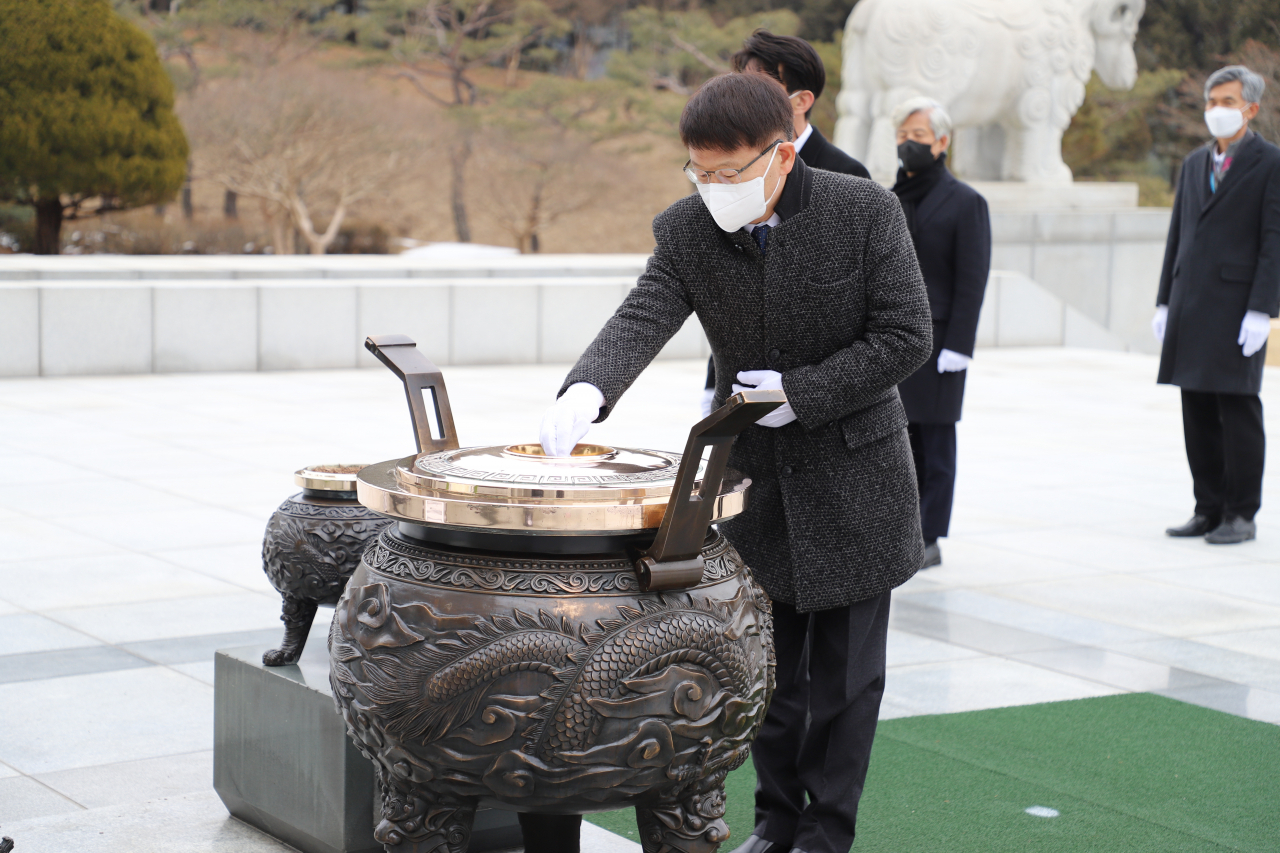 양성광 특구진흥재단 이사장이 4일 국립대전현충원에서 현충탑에 분향하고 있다.[연구개발특구진흥재단 제공]