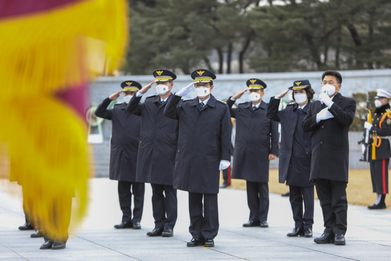 김창룡 경찰청장(가운데)은 4일 국립서울현충원에서 참배하고 방명록에 “2021년 신축년 새해 경찰개혁을 차질없이 완수하겠다”고 적었다. [경찰청 제공]