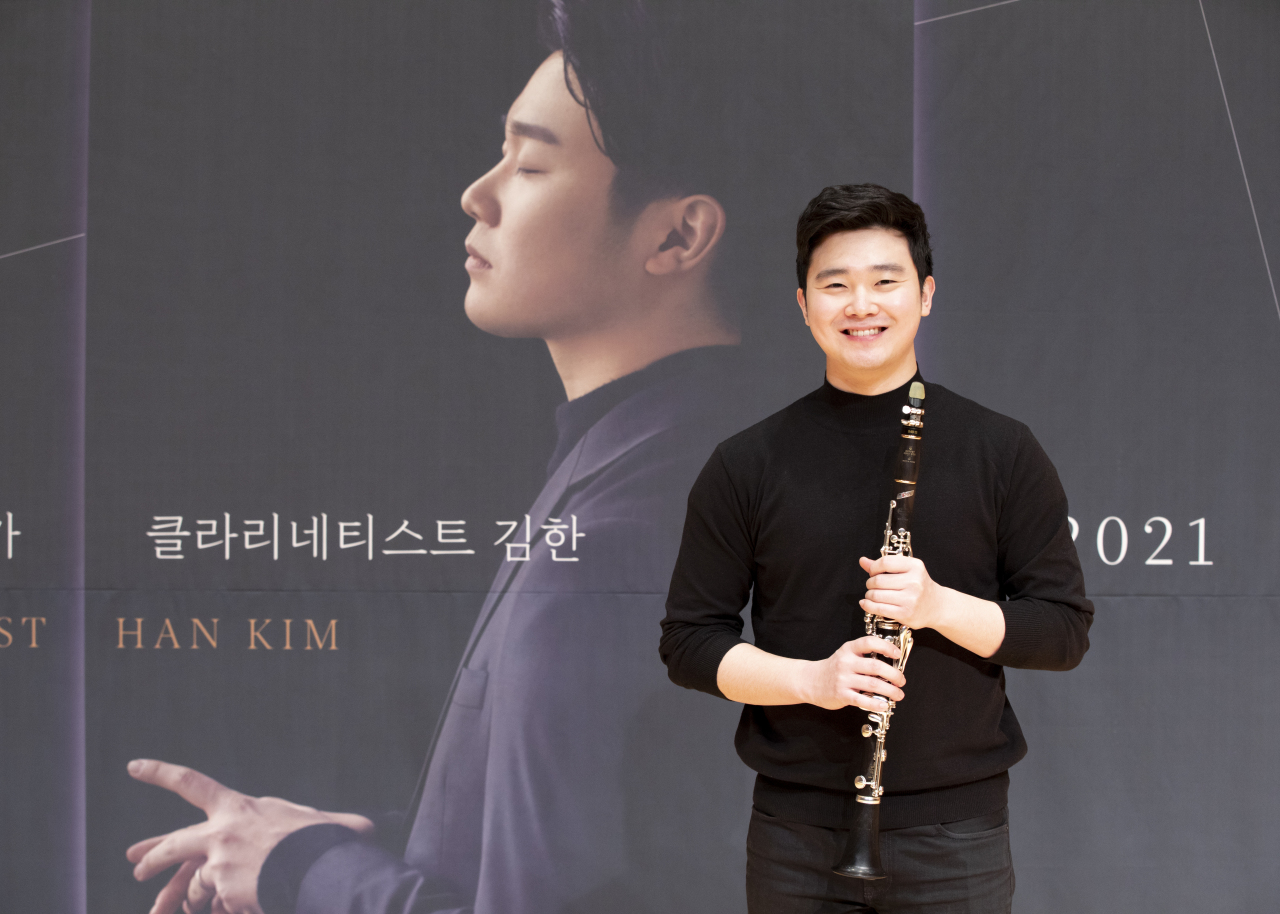 Clarinet player Kim Han poses for photos during an online press conference held Monday at the Kumho Art Hall Yonsei in western Seoul. (Kumho Art Cultural Foundation)