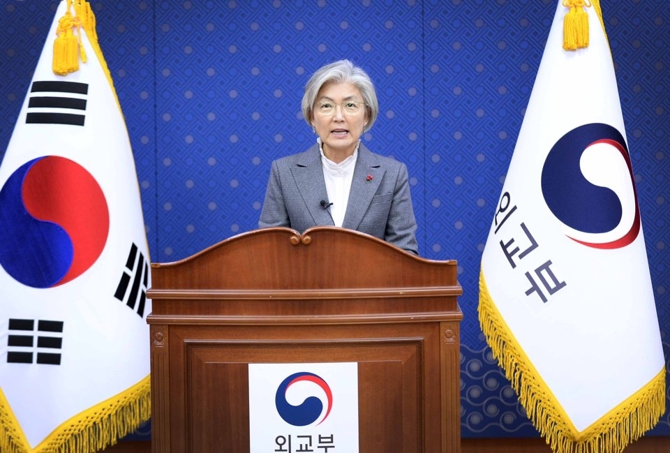 Foreign Minister Kang Kyung-wha delivers a New Year's address at the foreign ministry in Seoul on Jan. 4, 2021, in this photo provided by her ministry. (Yonhap)