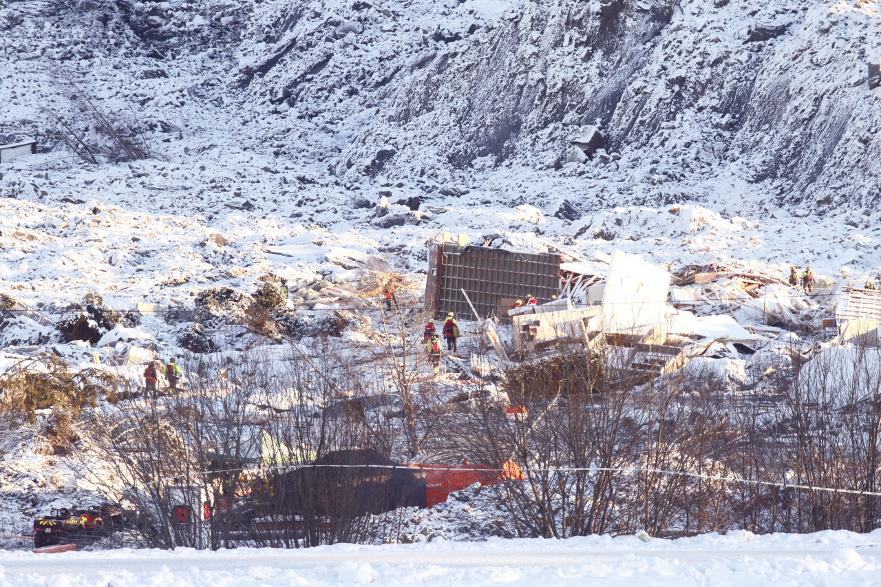 Rescue workers continue their efforts on the site of a major landslide in Ask, Norway, Monday, Jan. 4, 2021. (AP-Yonhap)
