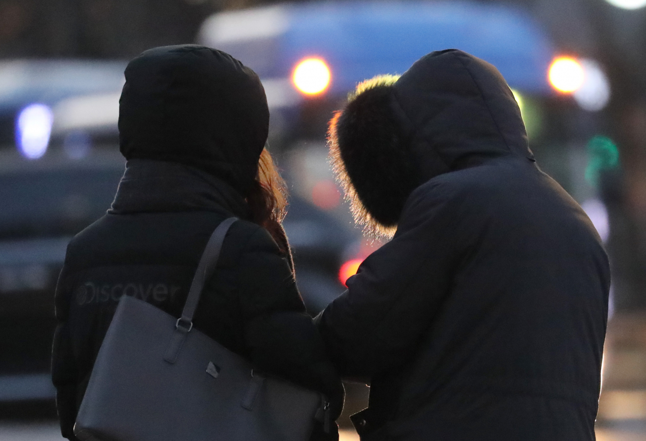 절기상 1년 중 가장 추운 시기라는 '소한'(小寒)인 5일 이른 아침 서울 종로구 광화문 네거리에서 시민들이 방한복으로 중무장하고 출근하고 있다. [연합]