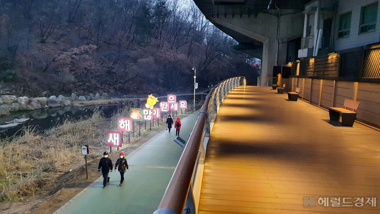 홍제천 폭포마당 시설 개선 이후 모습. [서대문구 제공]