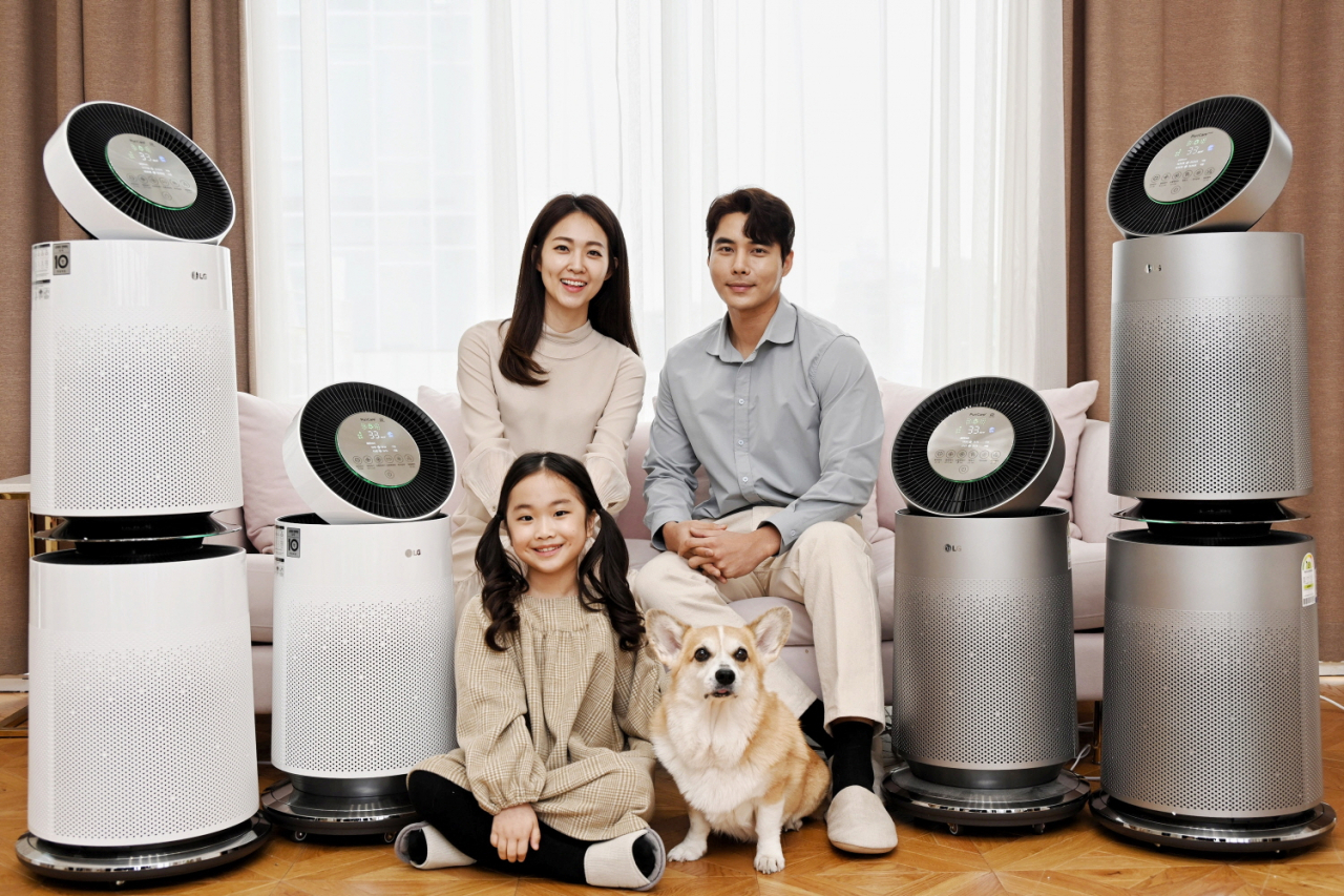 LG전자가 5일 바이러스와 세균을 99.9% 제거하는 ‘퓨리케어 360˚ 공기청정기 플러스’를 출시했다. 모델들이 LG 퓨리케어 360˚ 공기청정기 플러스(사진 왼쪽)와 LG 퓨리케어 360˚ 공기청정기 펫 플러스를 소개하고 있다. [LG전자 제공]