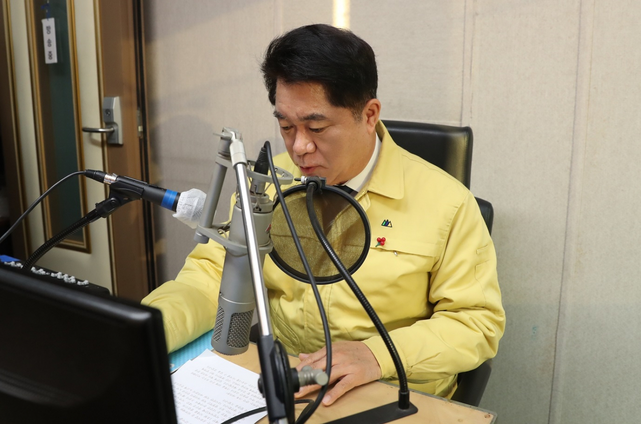 비대면 청내 아침 방송으로 새해 업무를 시작하는 박준희 관악구청장. [관악구 제공]