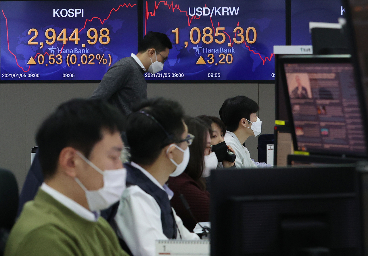 5일 오전 서울 중구 하나은행 본점 딜링룸에서 직원들이 업무를 보고 있다. 이날 코스피지수는 전장보다 0.78포인트(0.03%) 내린 2,943.67로 출발했고, 코스닥지수는 1.19포인트(0.12%) 내린 976.43으로 개장했다. [연합]
