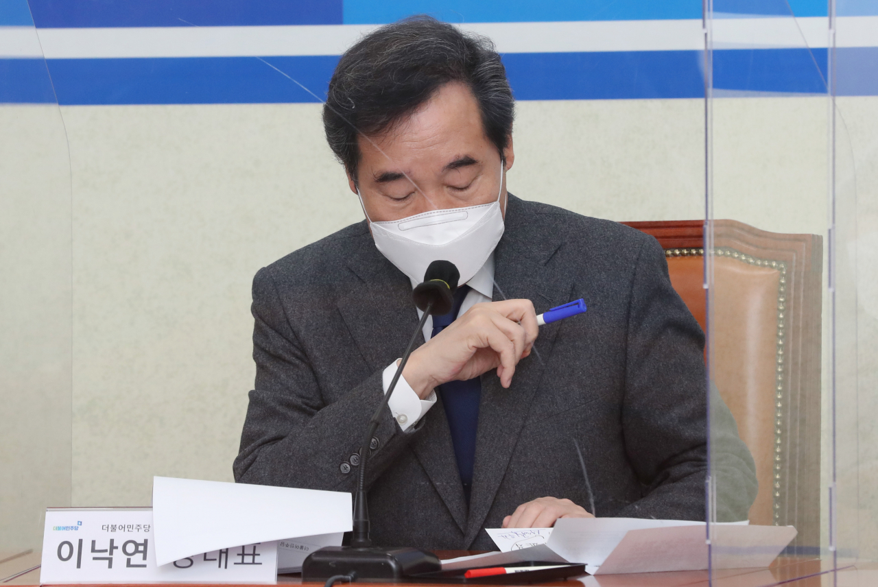이낙연 더불어민주당 대표가 4일 국회에서 열린 청년미래연석회의 출범식에서 자료를 살펴보고 있다. [이상섭 기자/babtong@heraldcorp.com]