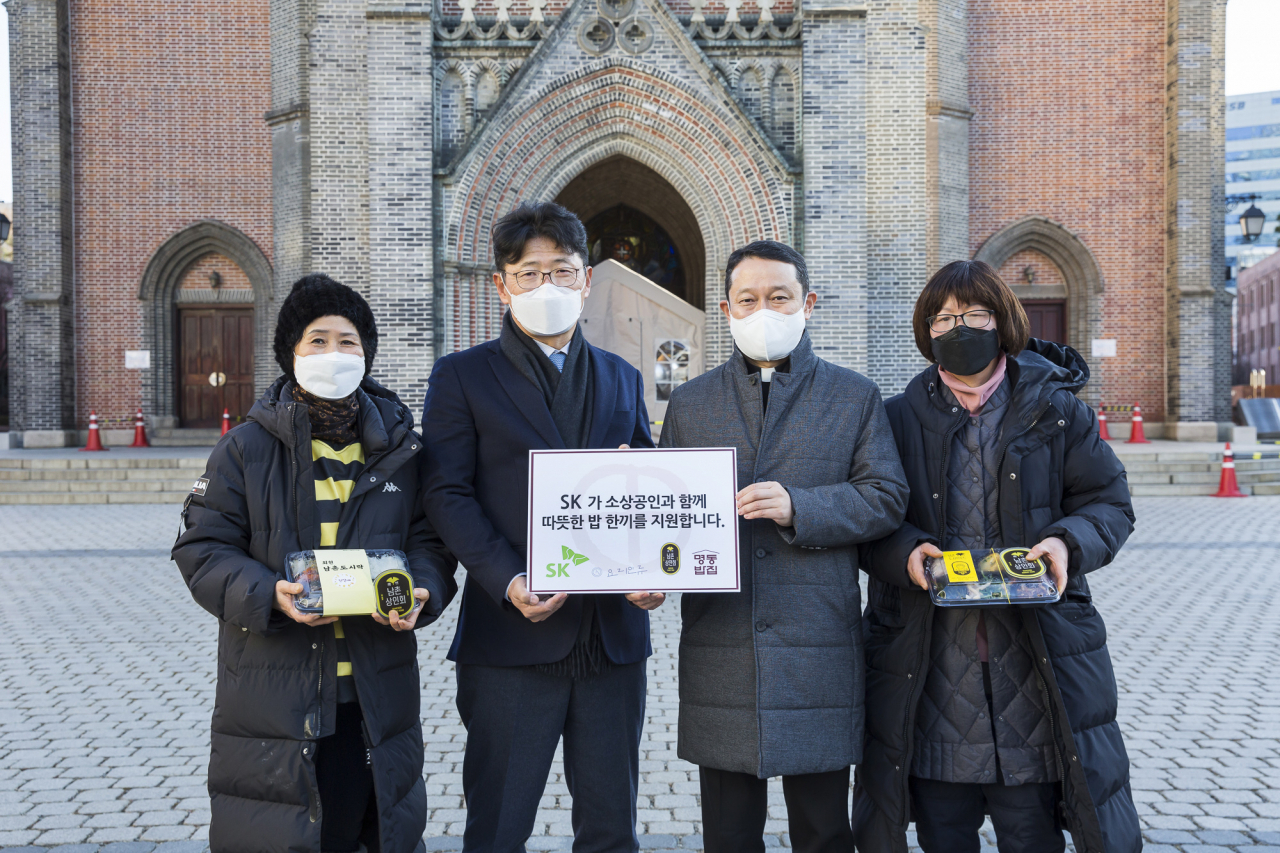 SK가 노숙인을 위한 무료급식소인 명동밥집, 회현동 골목상점 연합체인 남촌상인회 등과 '소상공인 온기 배달 프로젝트' 를 1월부터 시작한다. 왼쪽부터 윤남순 남촌상인회 회장, 이형희 SK수펙스추구협의회 SV위원장, 김정환 한마음한몸 운동본부장 신부, 김지영 남촌상인회 부회장. [SK 제공]