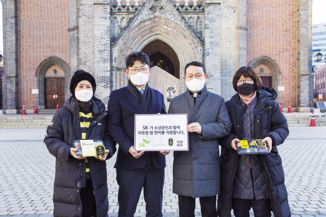 SK가 노숙인을 위한 무료급식소인 명동밥집, 회현동 골목상점 연합체인 남촌상인회 등과 ‘소상공인 온기 배달 프로젝트’를 1월부터 시작한다. 왼쪽부터 윤남순 남촌상인회 회장, 이형희 SK수펙스추구협의회 SV위원장, 김정환 한마음한몸 운동본부장 신부, 김지영 남촌상인회 부회장. [SK 제공]