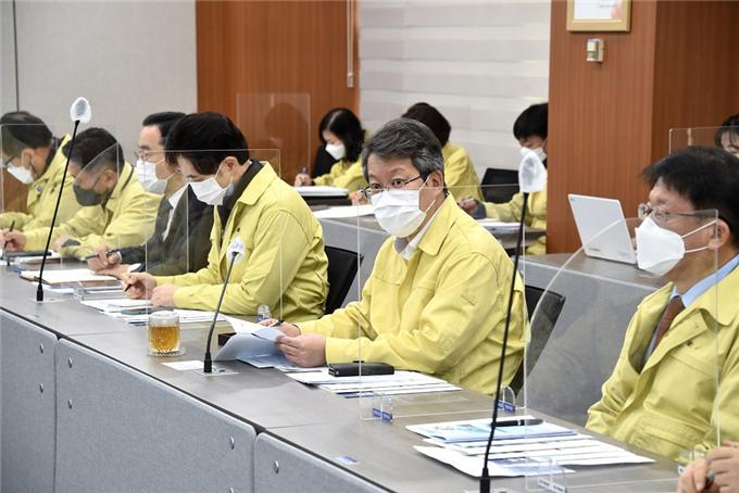 부산시 코로나19 대응 중앙재난안전대책본부 회의 모습. [부산시 제공]