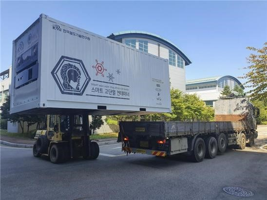 OCI의 진공단열재 '에너백(ENERVAC)'이 적용된 한국철도기술연구원의 ‘배터리 하이브리드 스마트 고단열 컨테이너’ 모습. 콜드체인이 단절되지 않는 것이 특징이다. [OCI 제공]