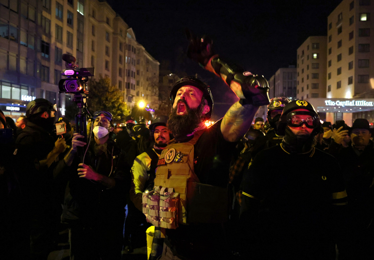 도널드 트럼프 미국 대통령을 지지하는 극우단체 ‘프라우드 보이스(Proud Boys)’의 한 회원이 지난달 12일 워싱턴DC에서 벌어진 대규모 ‘대선 불복’ 집회에서 구호를 외치고 있다. [로이터]