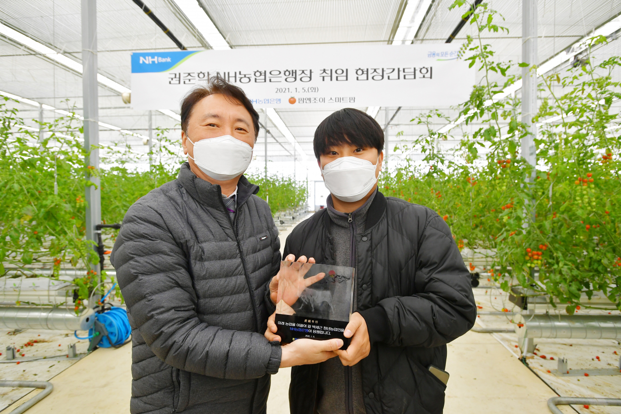 권준학 NH농협은행장이 청년 스마트팜 농가 '팜엔조이 농장'을 방문했다.