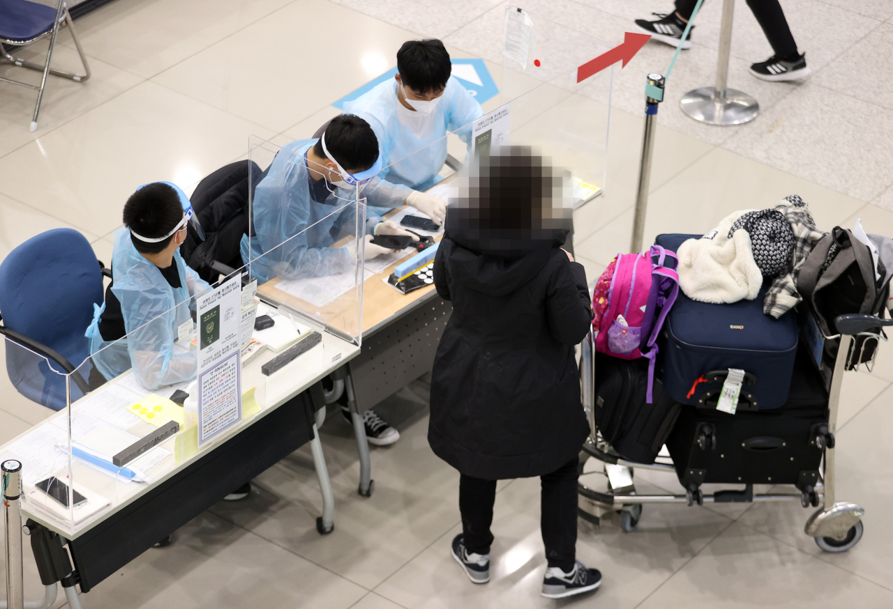 신종 코로나바이러스 감염증(코로나19) 변이 바이러스가 영국 등에서 유행하자, 정부가 모든 외국인 입국자에 대해 PCR(유전자증폭 검사) 음성확인서 제출을 의무화하기로 했다. 질병관리청은 음성확인서 제출을 공항에서는 8일 입국자부터, 항만에서는 15일 승선자부터 적용해 시행한다고 밝혔다. 3일 인천공항 입국장에서 한 외국인 관계자에게 안내를 받고 있다. [연합]