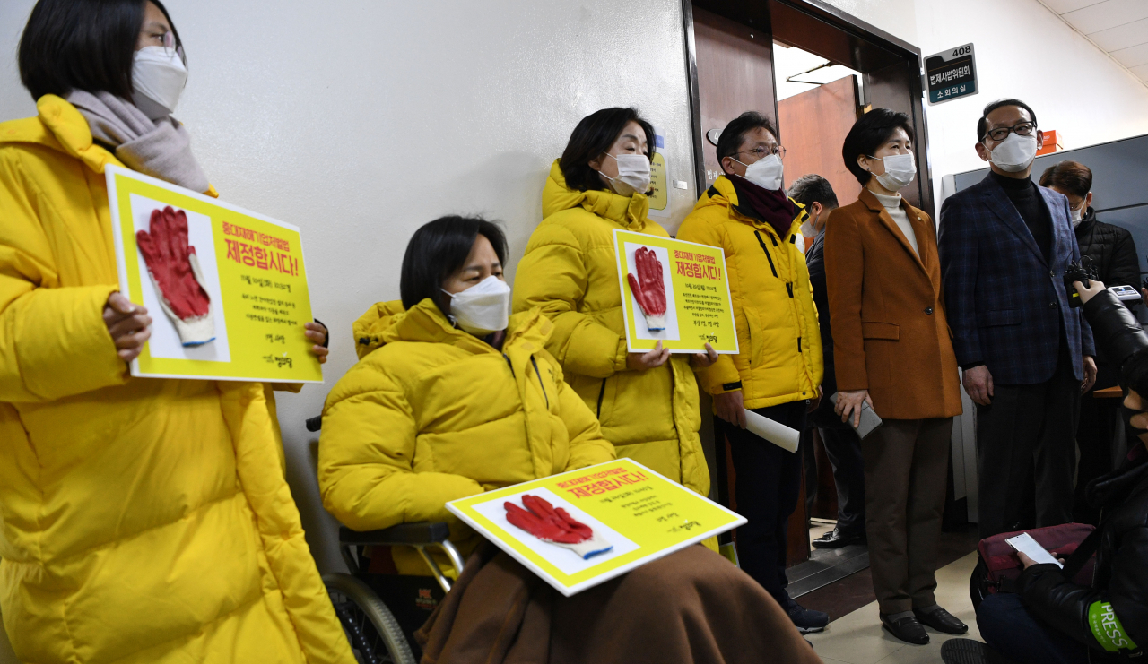 강은미 정의당 원내대표와 장혜영, 심상정, 배진교 의원이 5일 국회에서 중대재해기업처벌법 심사를 위해 열린 법사위 법안심사제1소위원회 회의에 앞서 백혜련 소위원장과 국민의힘 김도읍 의원의 발언을 듣고 있다. [연합]