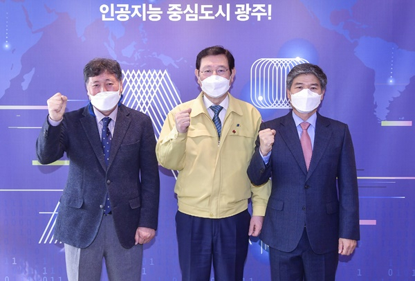 5일 첫 만남을 가진 광주FC 최만희 감독(사진 왼쪽), 이용섭 시장, 김호영 감독.