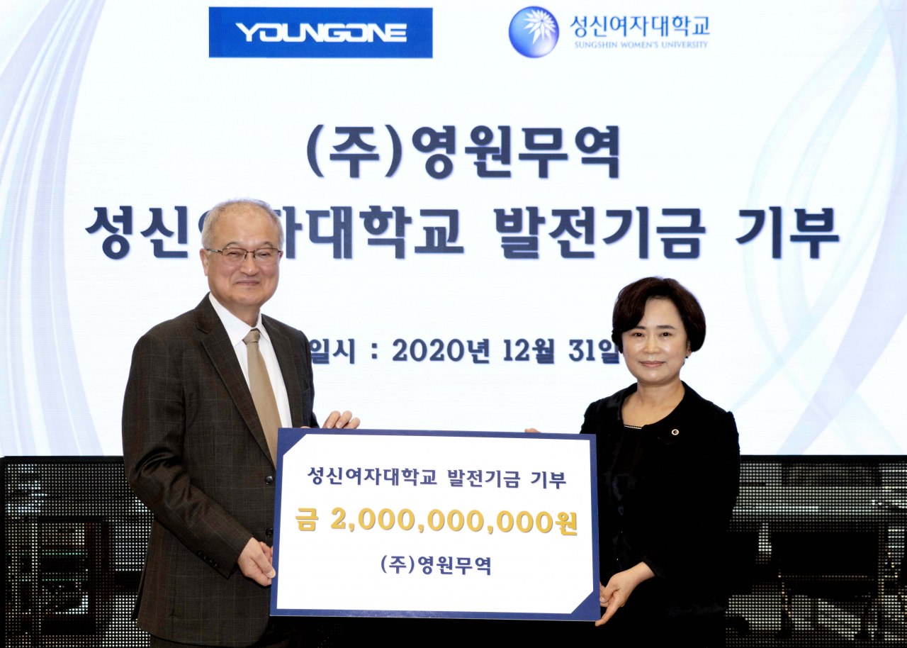 자난달 31일 서울 중구 영원무역 명동빌딩에서 열린 기부 전달식에서 성기학(왼쪽) 영원무역 회장이 양보경 성신여대 총장에게 발전기금 20억원을 전달하고 있다. [성신여대 제공]