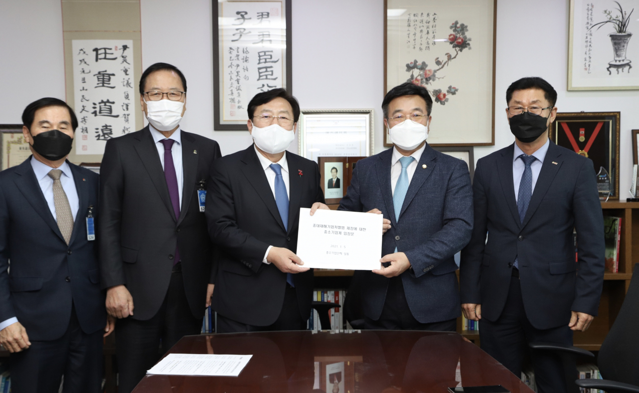 김기문 중소기업중앙회 회장(왼쪽 세번째)과 중소기업계 관계자들이 5일 윤호중 국회 법사위원장(오른쪽 두번째)을 만나 중대재해기업처벌법 제정에 대한 중소기업계의 우려와 입장을 전달했다.[중소기업중앙회 제공]