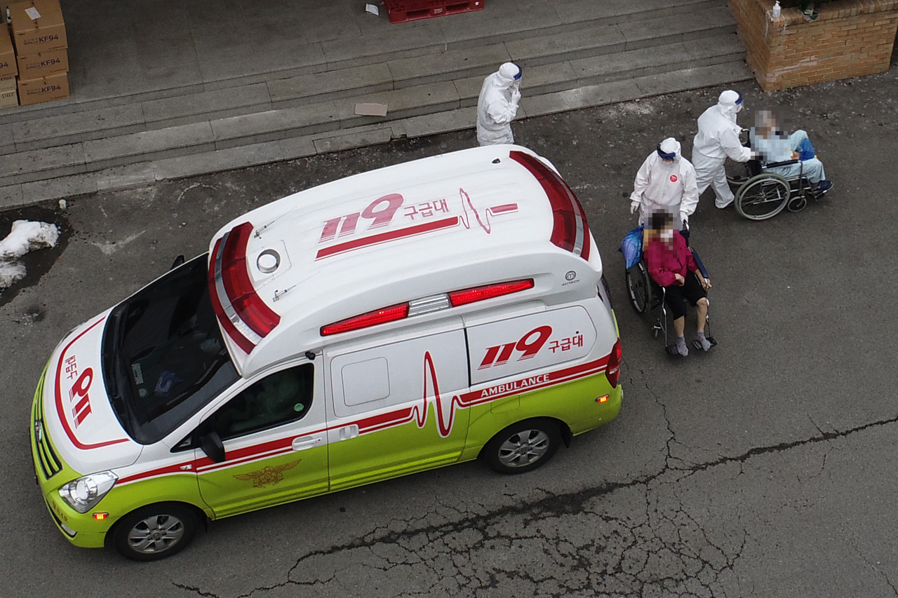 Emergency dispatchers over the weekend move residents out of a nursing home in Gwangju. (Yonhap)