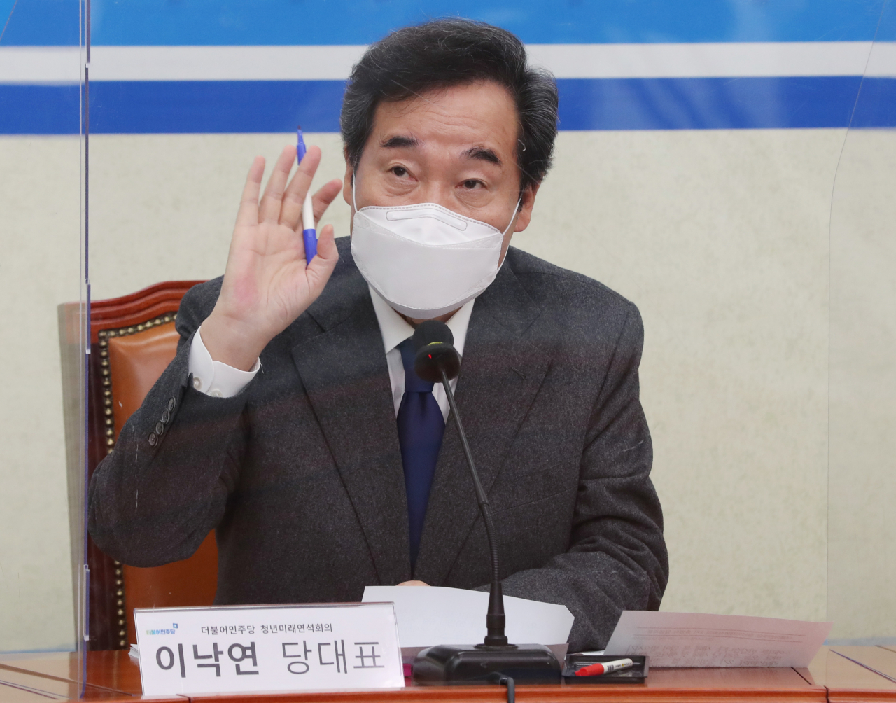 이낙연 더불어민주당 대표가 지난 4일 국회에서 열린 청년미래연석회의 출범식에서 온라인 참여자들을 향해 손을 들어 인사하고 있다. [연합]