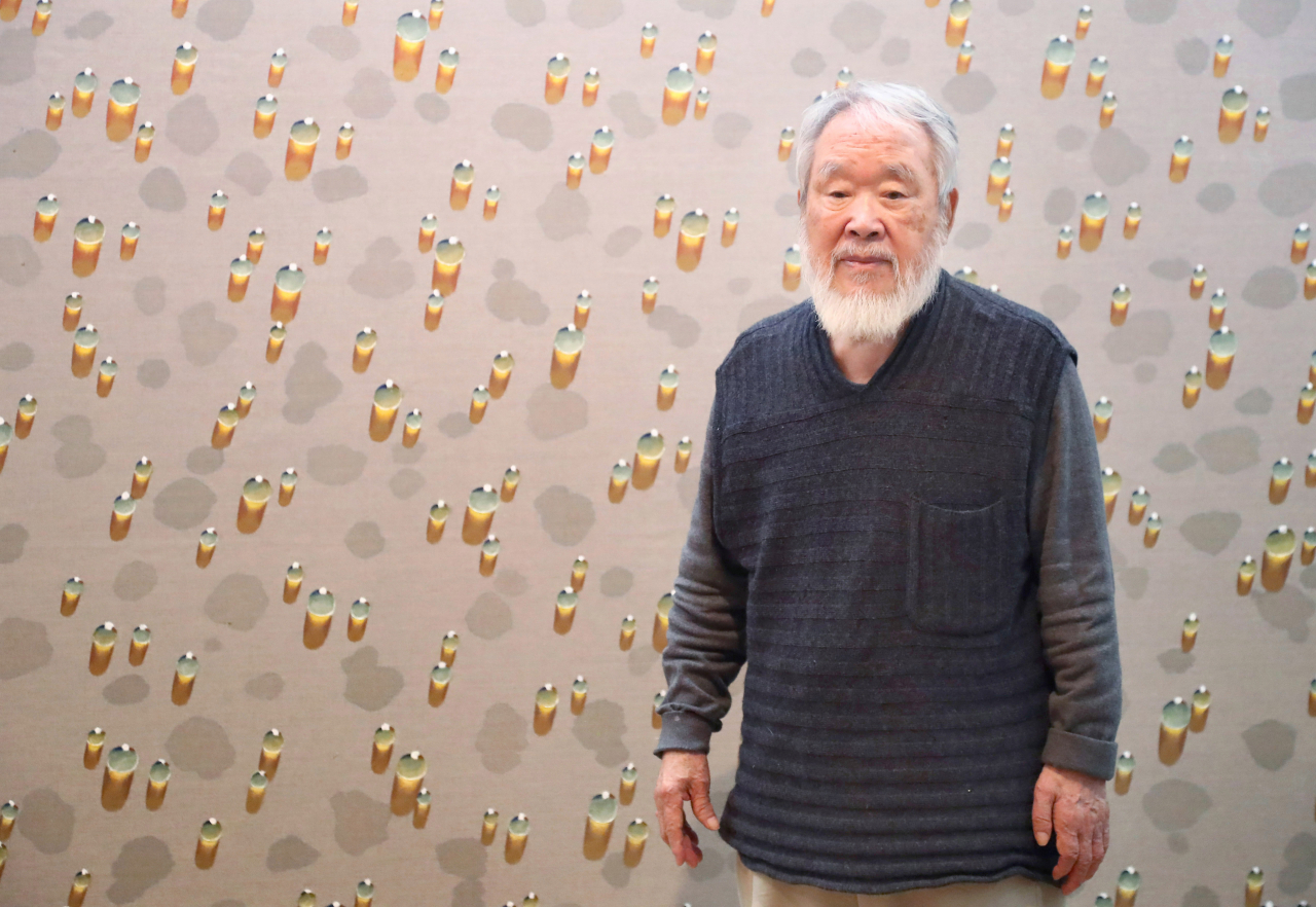 '물방울 화가'로 잘 알려진 한국 추상미술 거장 김창열 화백이 5일 별세했다. 향년 92세. 김 화백은 실제인 듯한 착각을 불러일으키는 영롱한 물방울을 그린 작품으로 대중적인 인기와 세계적인 명성을 얻으며 한국 현대미술에 큰 획을 그었다. 사진은 김 화백이 2016년 10월 평창동 자택에서 인터뷰하는 모습. [연합]