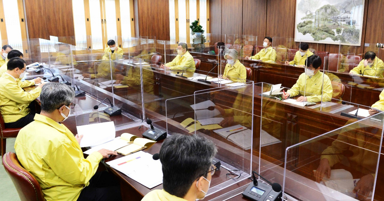 강경화 외교부 장관이 5일 오후 외교부에서 이란의 한국 선박 억류와 관련한 대책회의를 주재하고 있다. [연합]
