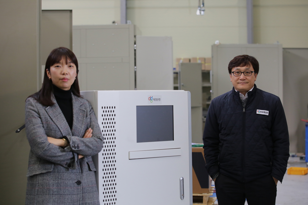 개발한 미세아크 감지 시스템이 적용된 ESS 앞에서 심지연(왼쪽) 박사와 김경호 대경산전 연구소장.[한국생산기술연구원 제공]