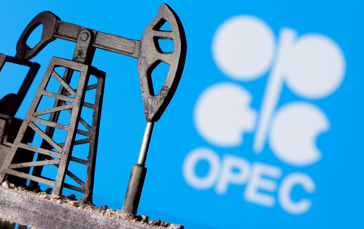 OPEC 로고와 3D 프린터로 인쇄된 오일 펌프 형상.[로이터]