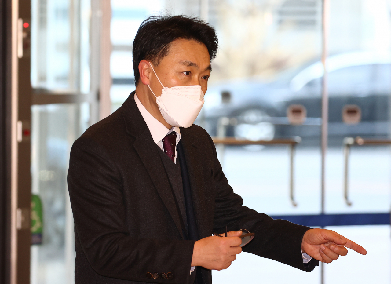 김진욱 초대 고위공직자 범죄수사처장 후보자가 5일 종로구 인사청문회 준비 사무실로 출근하고 있다. [연합]