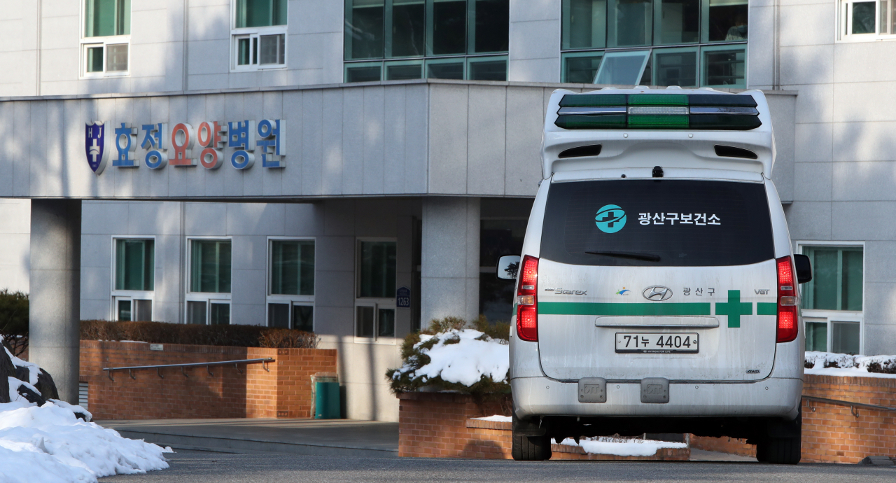 신종 코로나바이러스 감염증(코로나19) 집단감염이 발생한 광주 광산구 효정요양병원에서 4일 오전 방역물품을 실은 보건소 구급차가 이동하고 있다. 연합뉴스