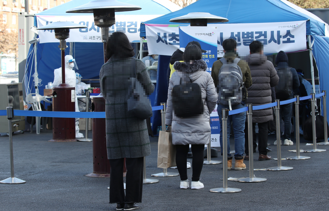 절기상 소한인 5일 오후 서울 서초구 고속버스터미널 앞에 마련된 임시 선별검사소에서 시민들이 검체 검사를 받기 위해 대기하고 있다. [연합]