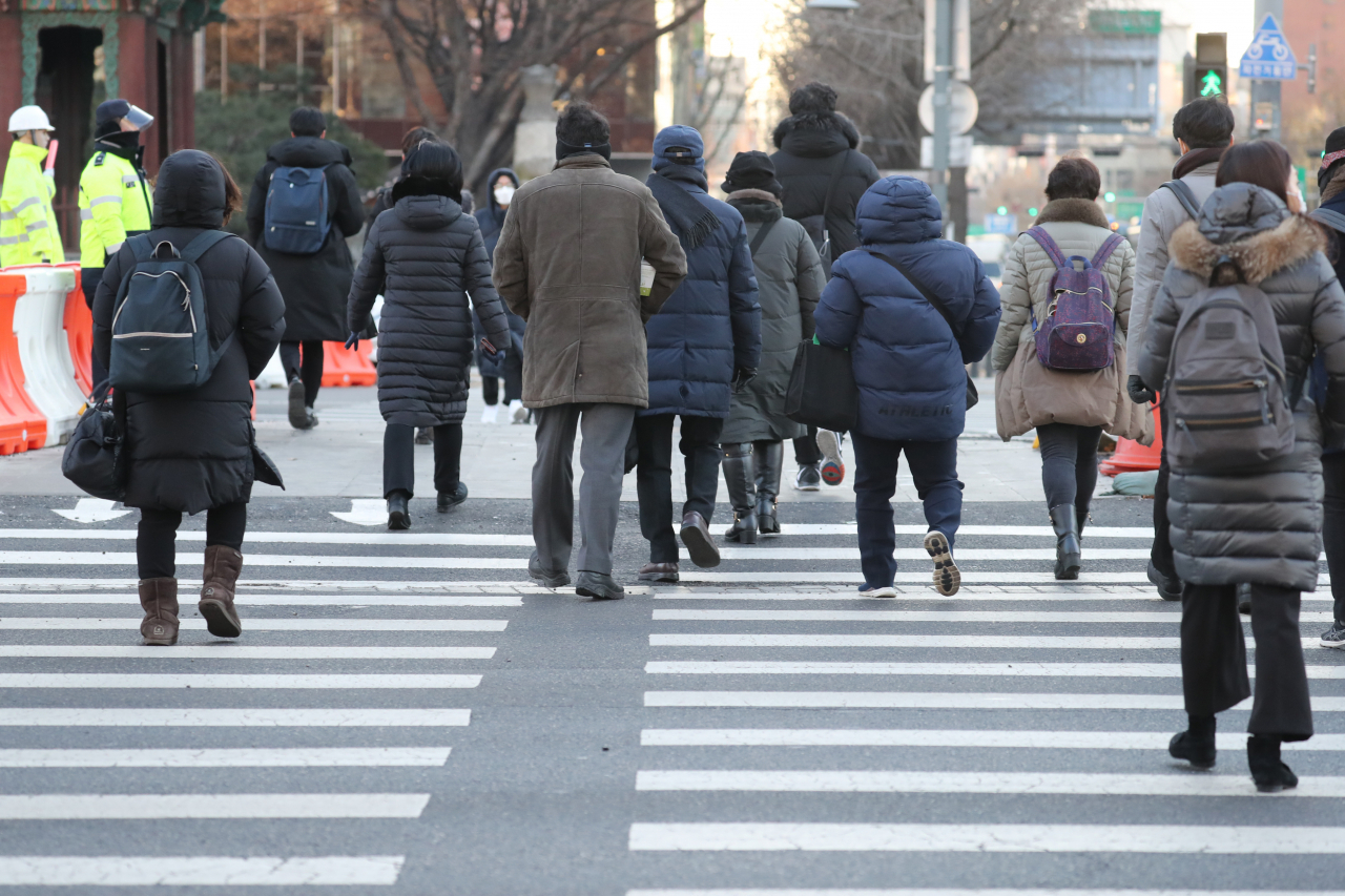 6일 오전 서울 종로구 광화문 네거리에서 직장인들이 두꺼운 방한복을 입고 손을 주머니에 넣고 출근길을 재촉하고 있다. [연합]