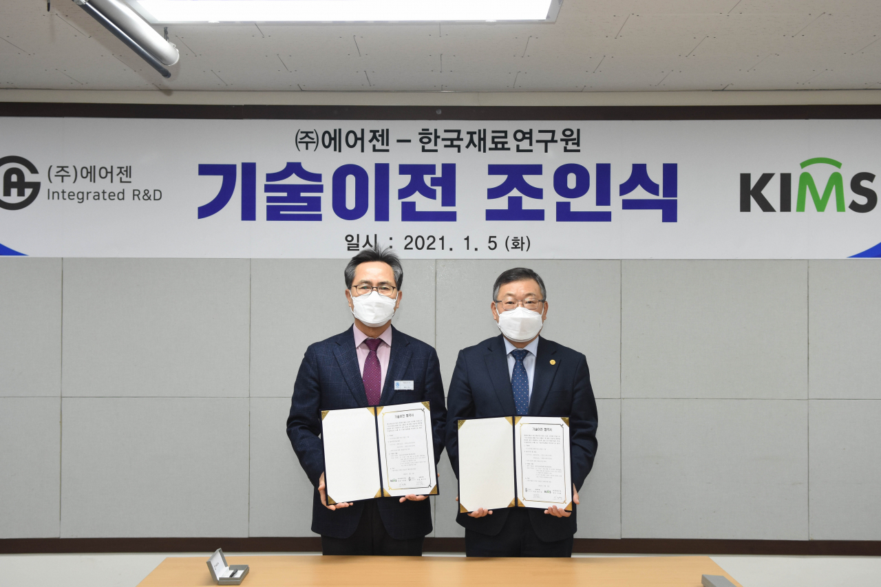 이정환(오른쪽) 재료연구원 원장과 배수호 에어젠 대표가 기술이전 협약을 체결하고 있다.[한국재료연구원 제공]