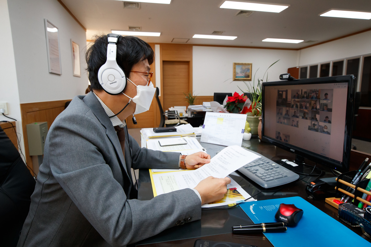 [사진=도규상 금융위원회 부위원장이 6일 화상으로 금융업권과 간담회를 진행하고 있다.]
