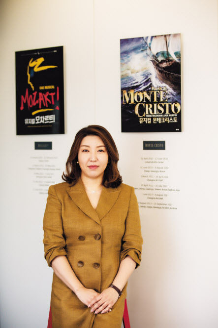 엄홍현 대표와 함께 EMK뮤지컬컴퍼니를 공동창업한 김지원 부대표는 코로나19를 보낸 지난 한 해 새로운 시도와 도전으로 뮤지컬 업계에 또 하나의 선례를 남겼다. 웹뮤지컬 제작과 공연 영상 유료화는 팬데믹으로 고사 위기에 직면한 공연계에 새로운 돌파구를 제시했다. [EMK뮤지컬컴퍼니 제공]