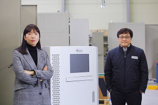개발한 미세아크 감지 시스템이 적용된 ESS 앞에서 심지연(왼쪽) 박사와 김경호 대경산전 연구소장. [한국생산기술연구원 제공]