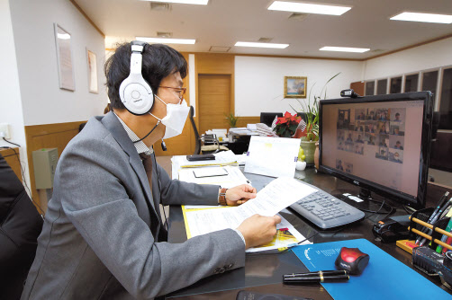 도규상 금융위원회 부위원장이 6일 화상으로 금융업권과 간담회를 진행하고 있다.