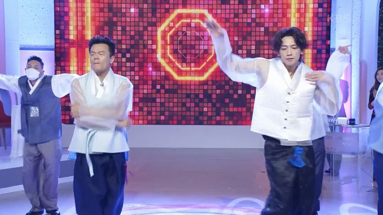 박진영과 비가 지난 달 31일 신곡 ‘나로 바꾸자’를 발표, 본격적인 듀엣 활동을 시작하며 새해 첫 날 ‘아침마당’(KBS1)에출연했다. [ ‘아침마당’ 캡처]