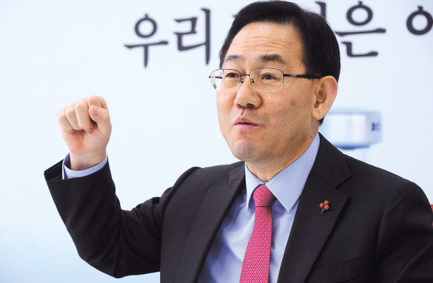 주호영 국민의힘 원내대표가 지난달 30일 국회에서 헤럴드경제와 신년 맞이 인터뷰를 갖고 있다. 주 원내대표는 밖으로는 정부와 여당의 폭주를 막고, 안으로는 당의 혁신을 이뤄 오는 4월 서울·부산시장 등 재보궐 선거에서 승리하겠다는 의지를 밝혔다. 박해묵 기자