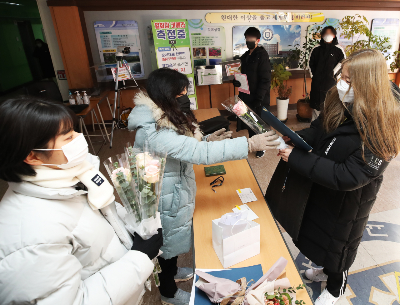 경기도 수원시 효원고등학교에서 졸업생들이 워킹스루 방식으로 졸업장을 받고 있다. [연합]
