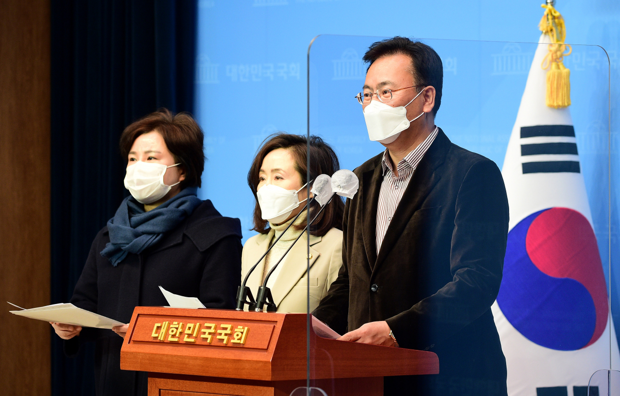 국회 법제사법위원회 소속 유상범, 전주혜, 조수진 국민의힘 의원이 지난 3일 국회 소통관에서 동부구치소의 코로나19 대규모 집단감염과 관련해 국정조사를 요구하고 있다. [연합]